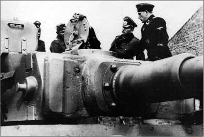 Генерал-инспектор Панцерваффе генерал-полковник Г. Гудериан осматривает «Тигр» во время посещения 13-й роты 1-го танкового полка СС моторизованной дивизии СС «Лейбштандарт СС «Адольф Гитлер». Восточный фронт, 26 марта 1943 года.