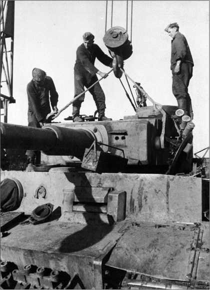 После боев за Харьков нуждались в ремонте все «тигры» дивизии «Великая Германия». Весна 1943 года.