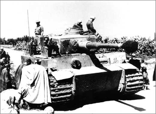 Тунис, 1943 год. Местное население осматривает один из «тигров» 501-го тяжелого танкового батальона.