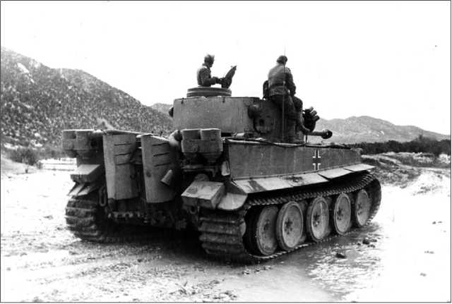 «Тигр» 501-го батальона выдвигается в район боевых действий. Хорошо видны инерционные воздушные фильтры типа Feifel на кормовом листе корпуса. Тунис, февраль 1943 года.