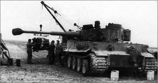 Демонтаж двигателя с танка в полевых условиях. Тунис, февраль 1943 года.