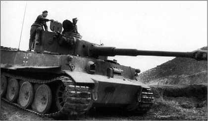 Один из «тигров» 501-го тяжелого танкового батальона. Подобное размещение фар на лобовой броне корпуса было характерным только для этой части.