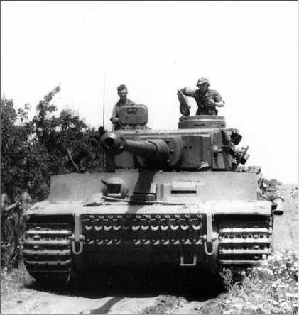 Танк «Тигр» № 131 из 504-го тяжелого танкового батальона выдвигается к линии фронта. Тунис, февраль 1943 года.