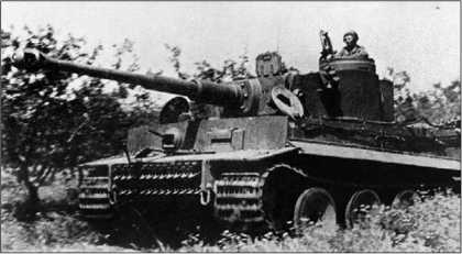 Один из «тигров» 504-го тяжелого танкового батальона на боевой позиции. Тунис, март 1943 года.