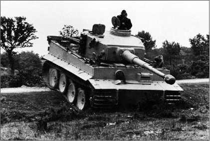 Вновь формируемые тяжелые танковые подразделения проходили боевую подготовку на полигонах во Франции. Весна 1943 года.