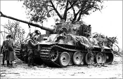 Танк 503-го тяжелого танкового батальона, подбитый советскими артиллеристами на Курской дуге. Воронежский фронт, 13 июля 1943 года.