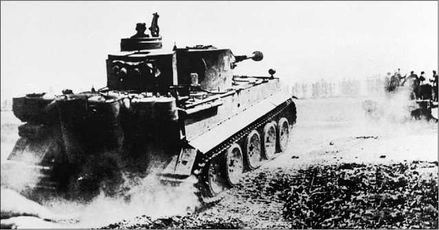 «Тигры» 505-го тяжелого танкового батальона идут в атаку. 5 июля 1943 года.