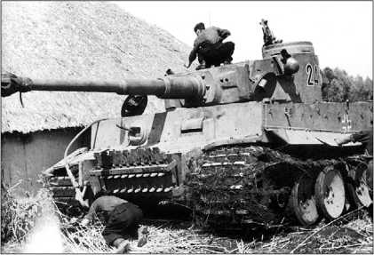 Экипаж осматривает машину в перерыве между боями. 503-й тяжелый танковый батальон. Операция «Цитадель», июль 1943 года.