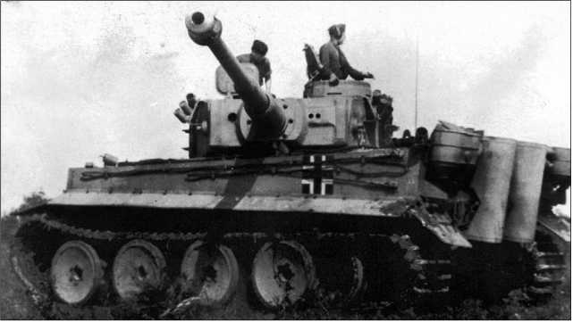 Один из «тигров» 502-го тяжелого танкового батальона. Лето 1943 года. Обращает на себя внимание эмблема — черный крест с белой окантовкой, вписанный в черный квадрат, — характерная только для этого батальона.
