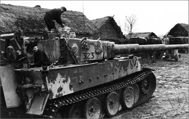 Текущий ремонт танка «Тигр». 502-й тяжелый танковый батальон. Восточный фронт, район Невеля, осень 1943 года.