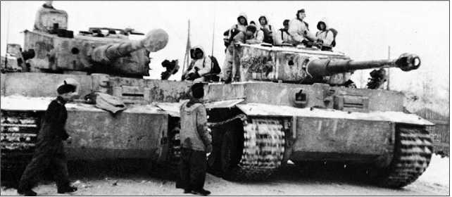 Танки 502-го тяжелого танкового батальона перед боем. Это машины позднего выпуска с новой <a href='https://arsenal-info.ru/b/book/3397331535/7' target='_self'>командирской башенкой</a>. Восточный фронт, зима 1944 года.