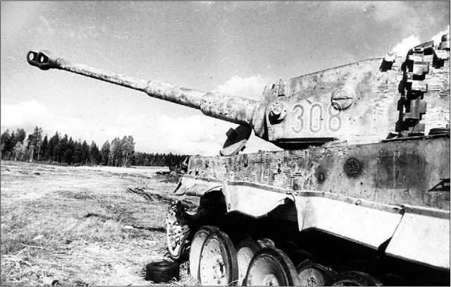 Подбитый «Тигр» из состава 502-го тяжелого танкового батальона. Прибалтика, лето 1944 года.