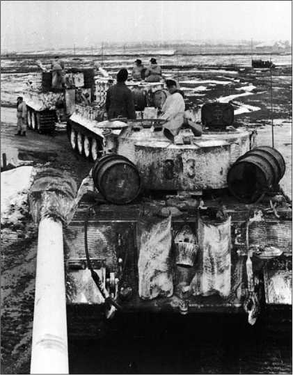 Колонна «тигров» 505-го тяжелого танкового батальона. Восточный фронт, весна 1944 года. Налицо стремление экипажей увеличить возимый запас топлива, хотя бы и за счет размещения на крыше МТО бочек с бензином.
