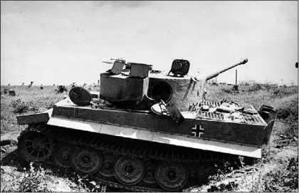 «Тигр» поздних выпусков, подбитый в районе р. Неман. Восточный фронт, лето 1944 года.