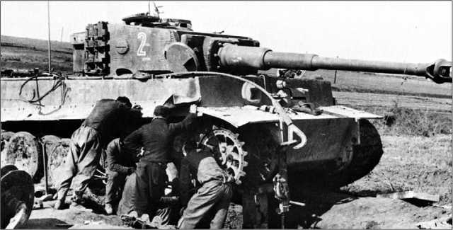 Ремонт гусеницы у танка из состава 508-го тяжелого танкового батальона. Италия, 1944 год.