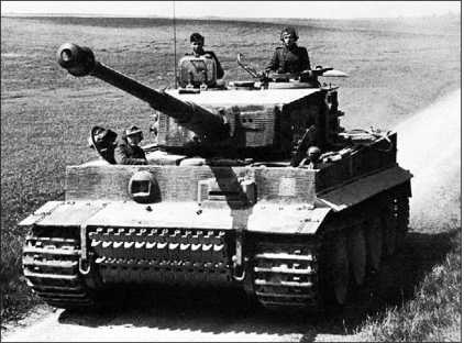Подготовка к будущим боям. «Тигр» 101-го тяжелого танкового батальона СС во время учебных занятий. Франция, весна 1944 года.