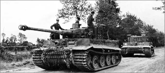 «Тигр» из 101-го тяжелого танкового батальона СС буксирует поврежденного в бою «собрата». Нормандия, июнь 1944 года.