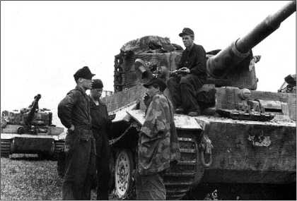 «Тигры» 503-го тяжелого танкового батальона во время короткой передышки между боями. Нормандия, июнь 1944 года.
