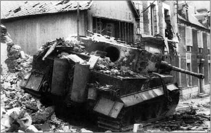 Один из «тигров» 101-го тяжелого танкового батальона СС, подбитый на улице Виллер-Бокажа 13 июня 1944 года.