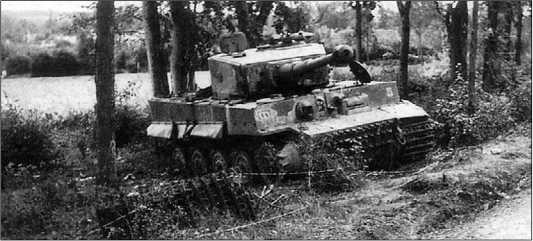 Еще один «Тигр» из 1-й роты 101-го тяжелого танкового батальона СС был подбит на окраине Виллер-Бокажа.