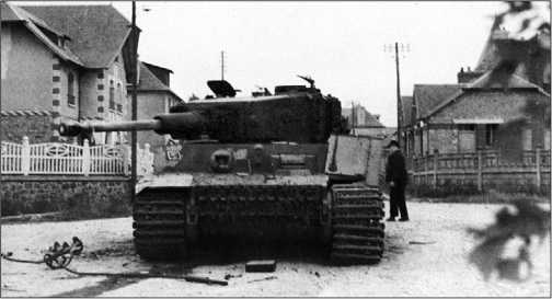 У этого «Тигра» взрывом боекомплекта сорвало с погона башню. На лобовой броне танка виден значок 1-й роты 101-го батальона СС. Нормандия, июнь 1944 года.