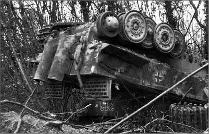 Тяжелый танк «Тигр», опрокинутый близким разрывом авиабомбы. Авиация союзников была главным средством борьбы с немецкими танками.