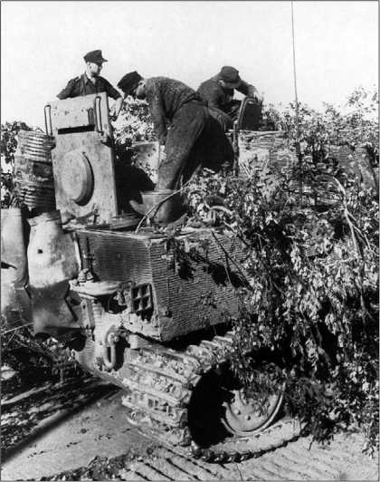 Экипаж «Тигра» занимается обслуживанием двигателя. 102-й тяжелый танковый батальон СС. Франция, 1944 год.