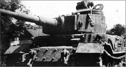 «Тигр» Порше, использовавшийся в качестве командирской машины в 653-м тяжелом дивизионе истребителей танков. Галиция, 1944 год.