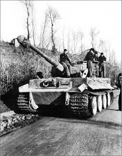 Один из «тигров» 508-го тяжелого танкового батальона на горной дороге в Италии. 1944 год.