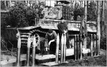 Экипаж одного из «тигров» 504-го тяжелого танкового батальона готовит 88-мм выстрелы к загрузке в танк. Италия, осень 1944 года.