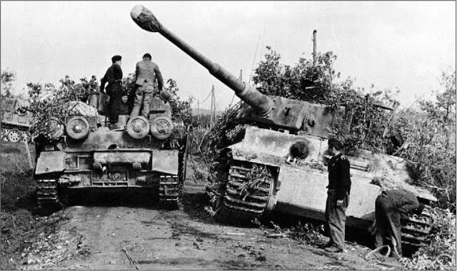Экипаж устраняет незначительную поломку своего «Тигра» на дороге севернее Анцио. 508-й тяжелый танковый батальон. Италия, январь 1944 года.