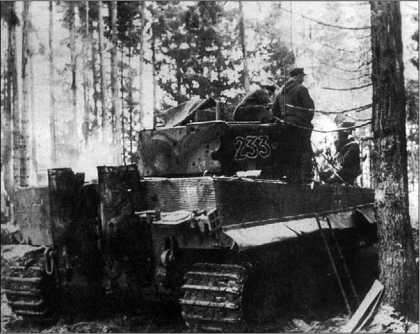 Один из «тигров» 510-го тяжелого танкового батальона на боевой позиции. Восточный фронт, Прибалтика, лето 1944 года.