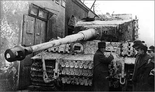 «Тигр» из состава 501-го тяжелого танкового батальона, брошенный немецкими войсками при отступлении. Польша, г. Ченстохова, январь 1945 года.
