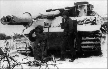 «Тигр» из состава тяжелой танковой роты «Хуммель», подбитый американскими войсками. Западный фронт, февраль 1945 года.