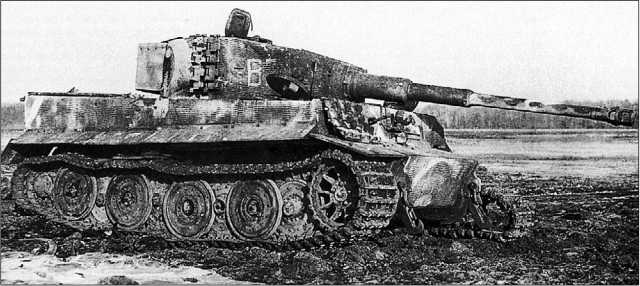 Тяжелый танк «Тигр» из состава дивизии «Великая Германия», подбитый советскими войсками. Восточная Пруссия, 2-й Белорусский фронт, 1945 год.