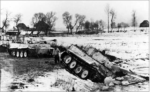 Водитель этого «Тигра», судя по всему, не справился с управлением на обледенелой дороге. Наиболее же надежным средством эвакуации в таких случаях были другие танки. Восточный фронт, район Винницы, январь 1944 года.