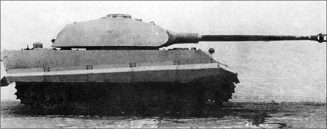 Первый прототип танка «Тигр II» с башней «типа Порше» во дворе завода.