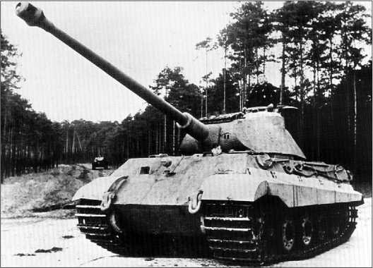 Один из первых серийных танков с башней «типа Порше» во время испытаний на Куммерсдорфском полигоне. Этот танк, под так называемым испытательным номером 211, был изготовлен в апреле, а поступил на полигон в мае 1944 года.