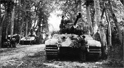 Экипажи 1-й роты 503-го танкового батальона готовят к бою свои «королевские тигры». Нормандия, июнь 1944 года.
