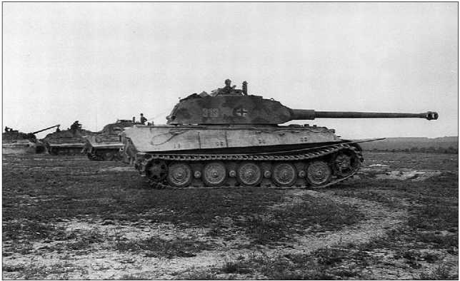 «Королевские тигры» из состава 3-й роты 503-го тяжелого танкового батальона на полигоне недалеко от Труа. Франция, август 1944 года.