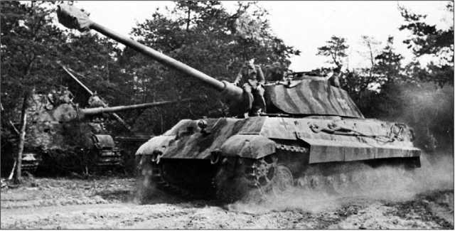 «Королевский тигр» из состава 2-й роты 503-го тяжелого танкового батальона. Франция, лето 1944 года.