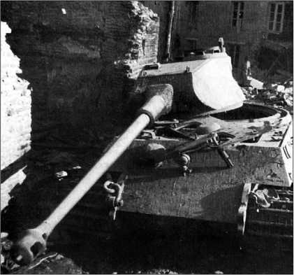 Еще один «Королевский тигр» из 503-го тяжелого танкового батальона. Эта машина уничтожена взрывом боекомплекта. Франция, 1944 год.