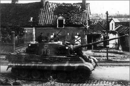 «Королевский тигр» из состава 101-го тяжелого танкового батальона СС выдвигается к передовой. Август 1944 года.