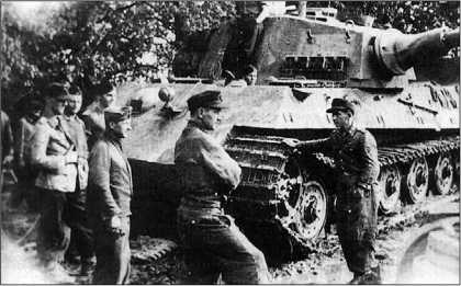 Экипаж «Королевского тигра» возле своего танка. 501-й тяжелый танковый батальон Польша, район Кельце, август 1944 года.