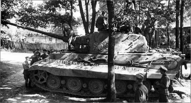 «Королевский тигр» № 502, захваченный на Сандомирском плацдарме. На фальшборте машины надпись: «Захвачен 13-8-44 г. 3 б-н 53 танк. бригада 6 танк. корпус». Польша, август 1944 года.