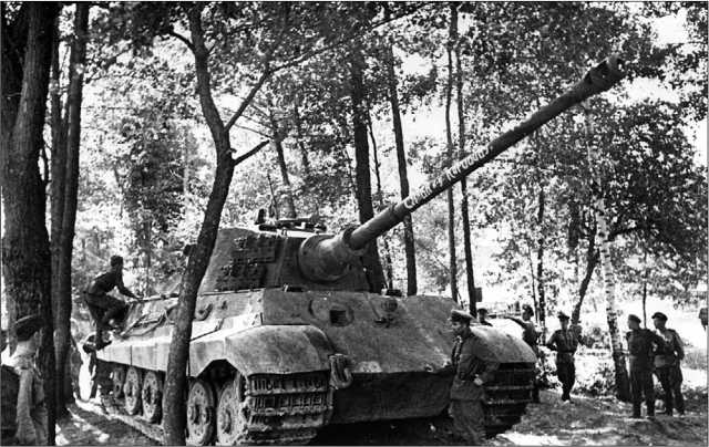 На стволе танка № 502 надпись: «Слава к-ну Коробову». Эту машину сегодня можно увидеть в Военно-историческом музее бронетанкового вооружения и техники в Кубинке.