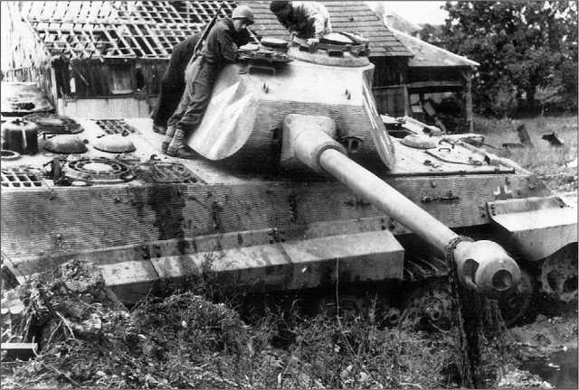 Подбитый «Королевский тигр» с башней «типа Порше». Франция, сентябрь 1944 года.