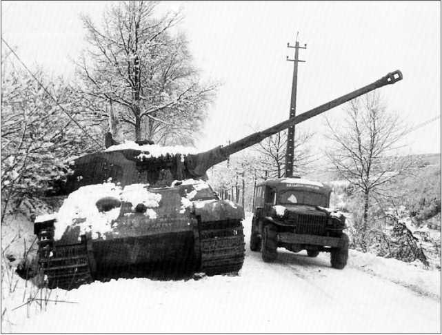 Подбитый «Королевский тигр» из 501-го тяжелого танкового батальона СС, оставленный немцами на обочине дороги в Арденнах. 1944 год.