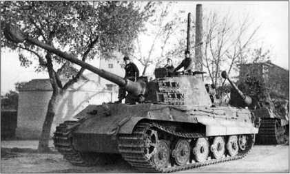 «Королевские тигры» 2-й роты 503-го тяжелого танкового батальона на улице венгерского города. Ноябрь 1944 года.