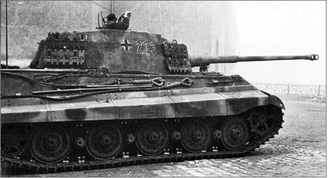 «Королевский тигр» в Будапеште. В декабре 1944 года 503-й тяжелый танковый батальон был включен в состав танкового корпуса «Фельдхернхалле» и переименован в тяжелый танковый батальон «Фельдхернхалле».